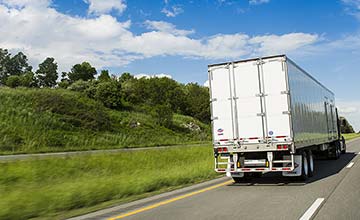 3000R Multi-Temp Reefer Rear Angle Right Side Highway View